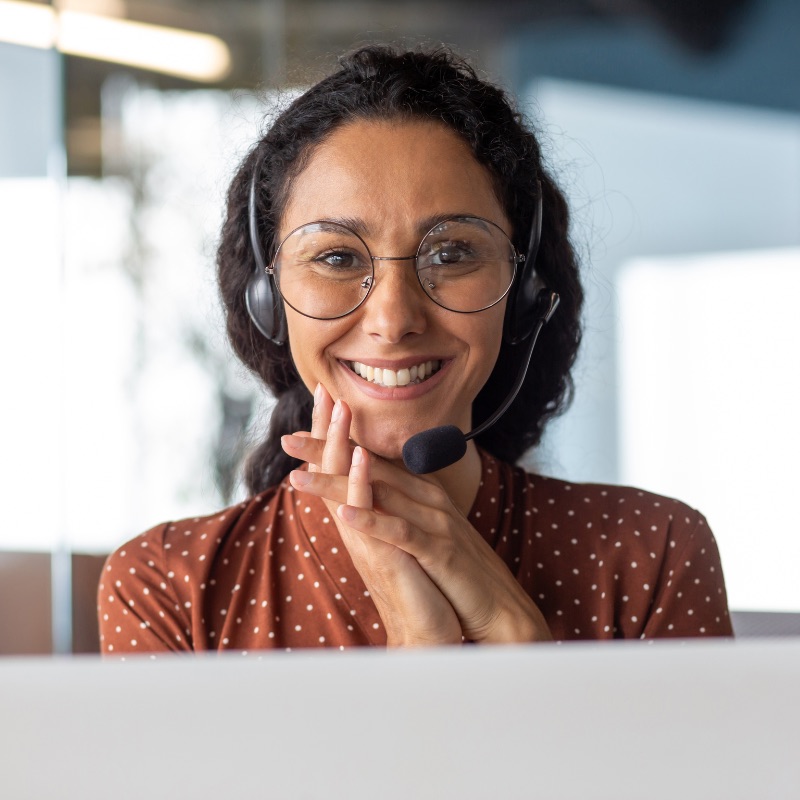 Mujer atendiendo llamada